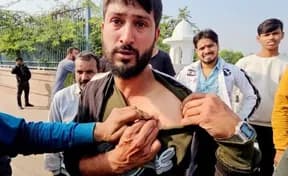 Uttar Pradesh: Municipal Council workers assault Kashmiri vendors and damage their carts.