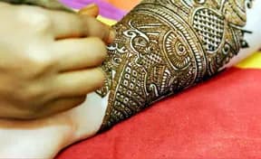 Uttar Pradesh: VHP organizes campaign stopping Muslim henna artists to applying on Hindu women accusing “targeting religious conversion”